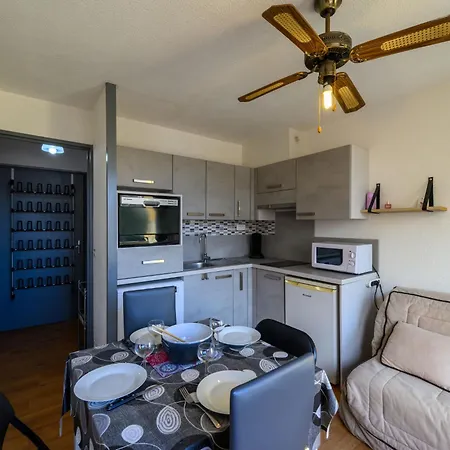 Port-5 By Interhome شقة