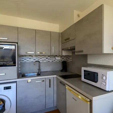 Port-5 By Interhome شقة *